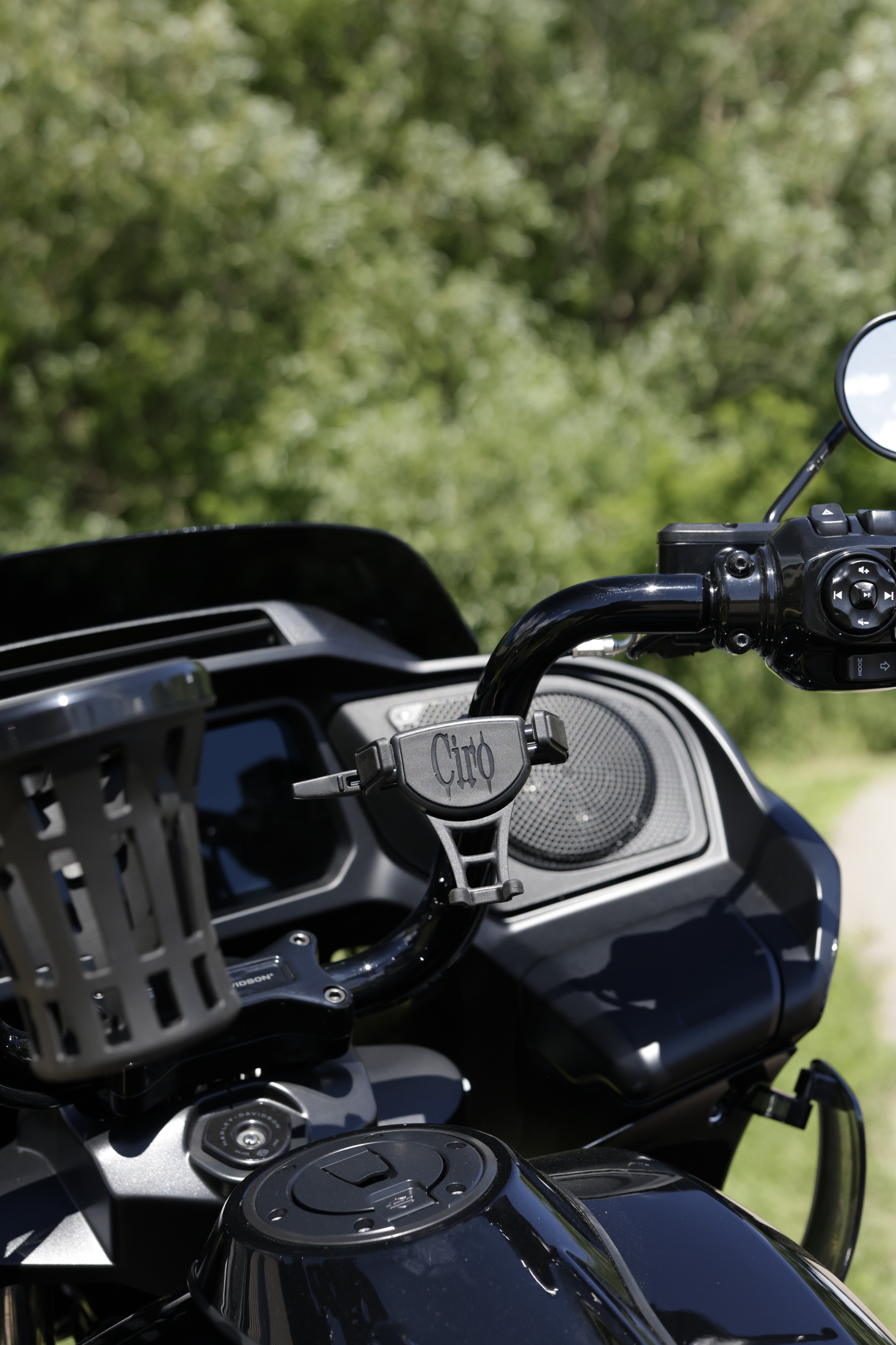 Motorcycle Handlebar Cell Phone Mount For Harley-Davidson Touring – Alloy Clamp